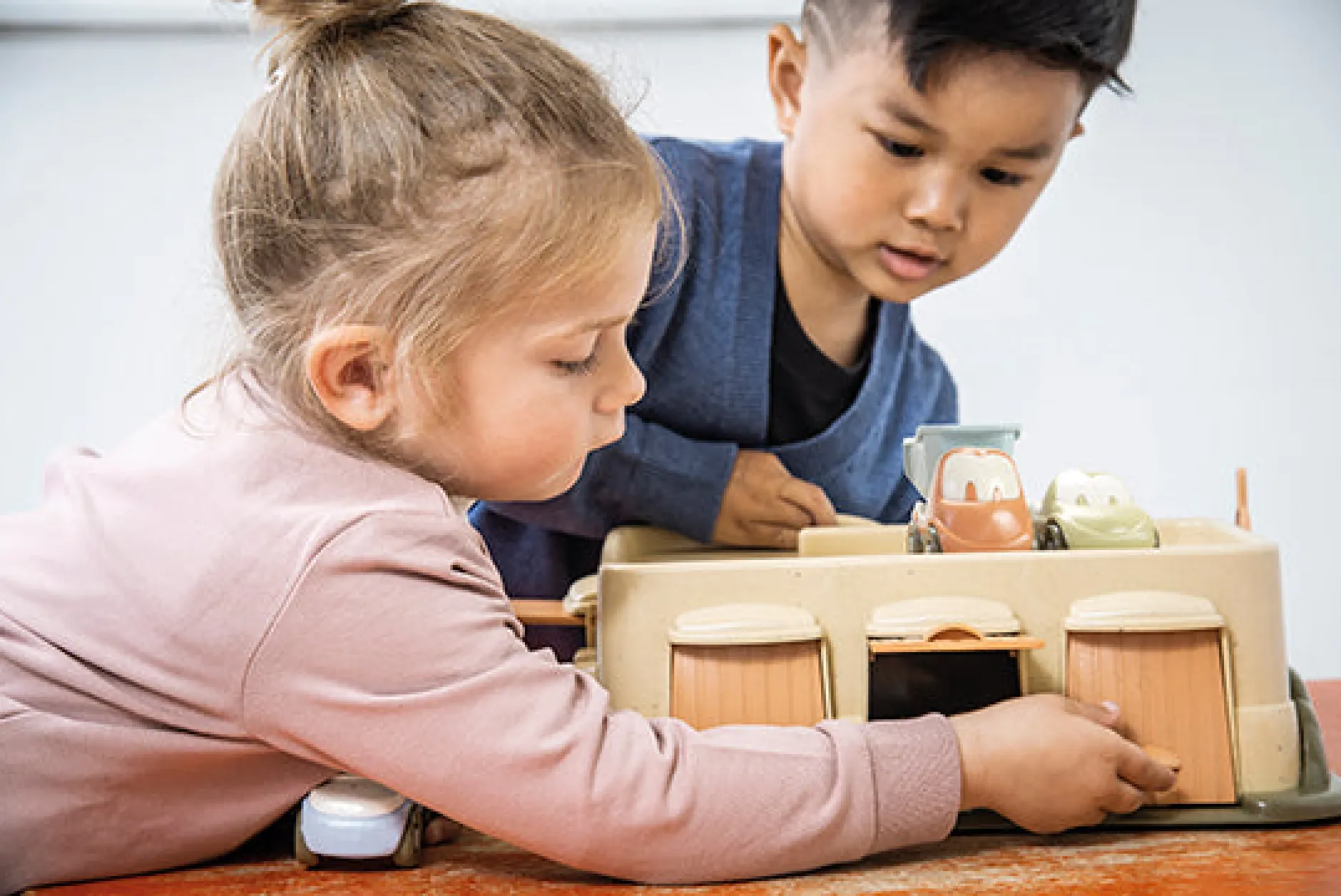 bio_garage_with__cars_7.webp Educational Toys Bio Garage with 3 Cars