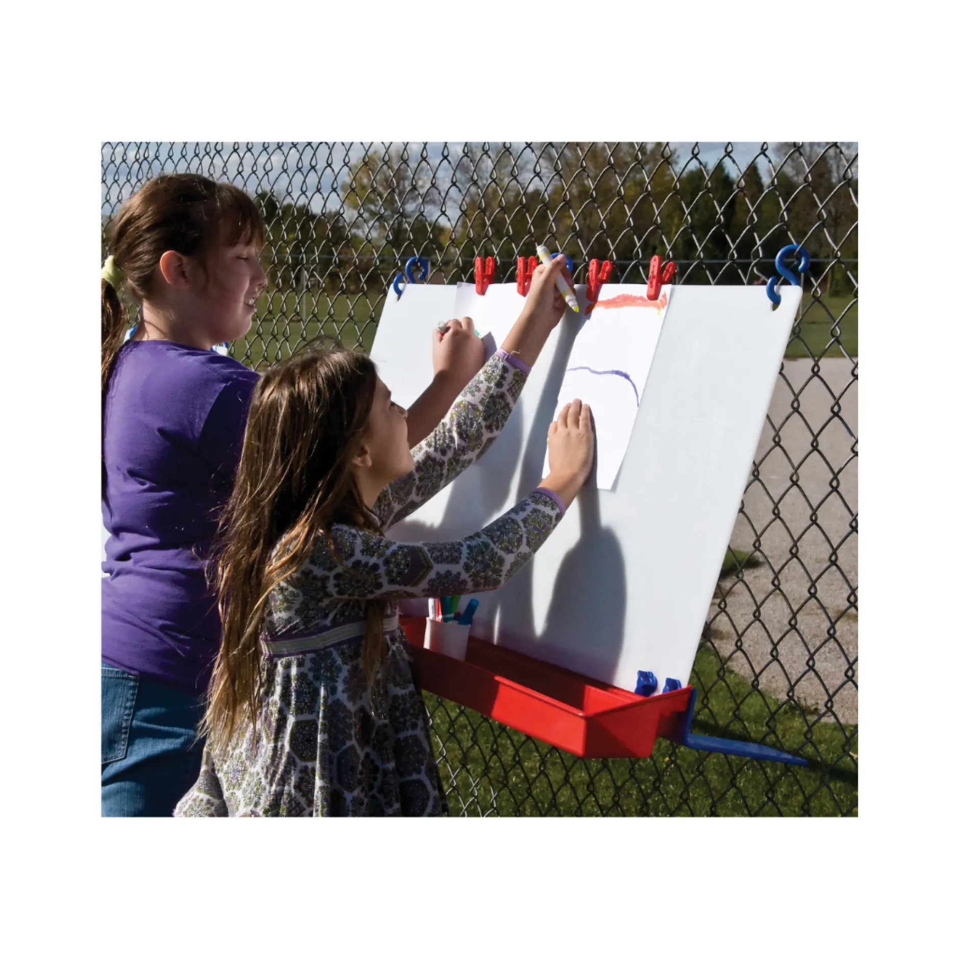 double_hanging_fence_ease_2.webp Educational Toys Double Hanging Fence Easel